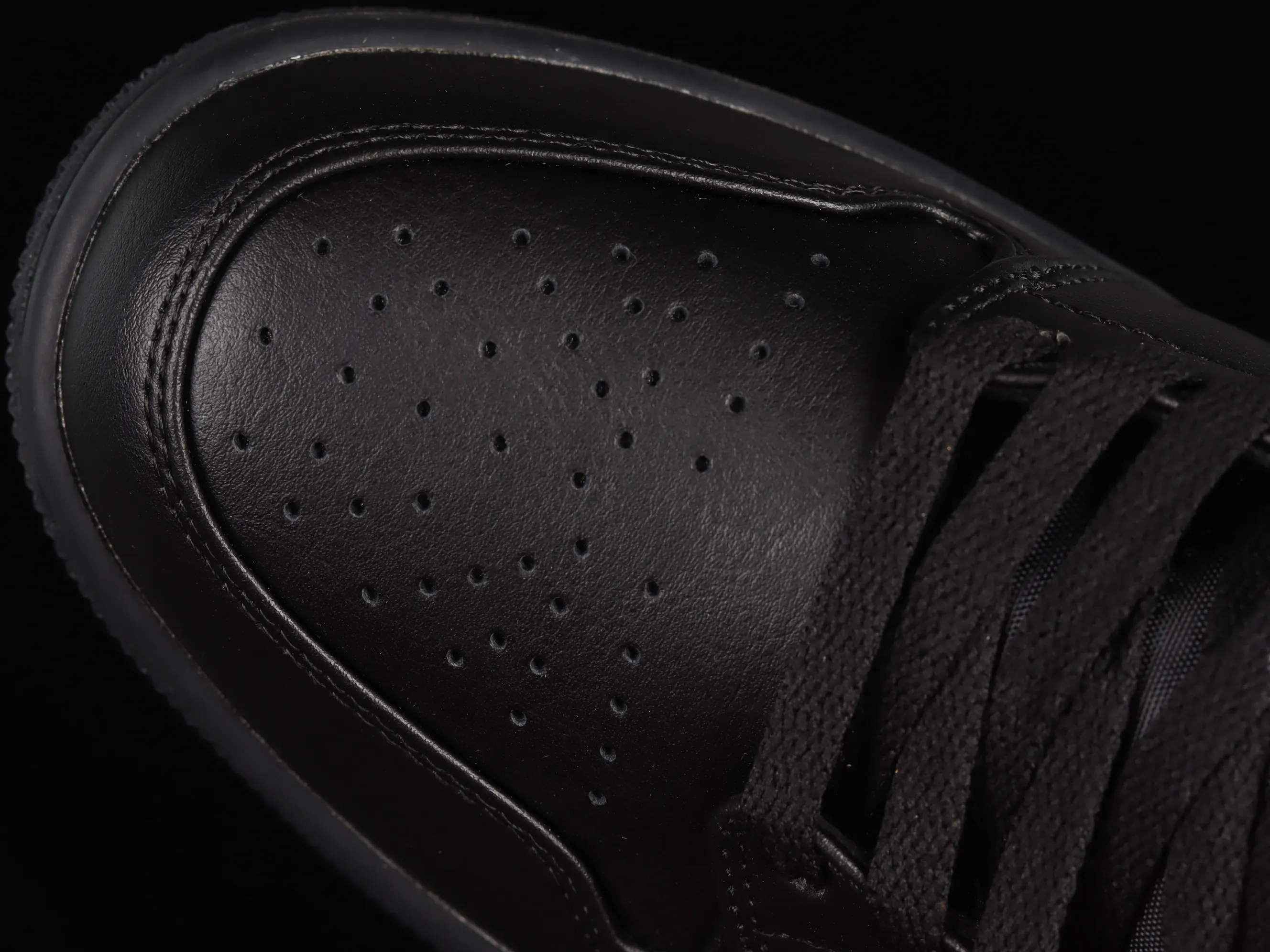 All categories Air Jordan Jordan series basketball shoes Air Jordan 1 Mid Air Jordan 1 Mid AJ1 Joe 1 all black Zhongbang basketball shoes 554724-093